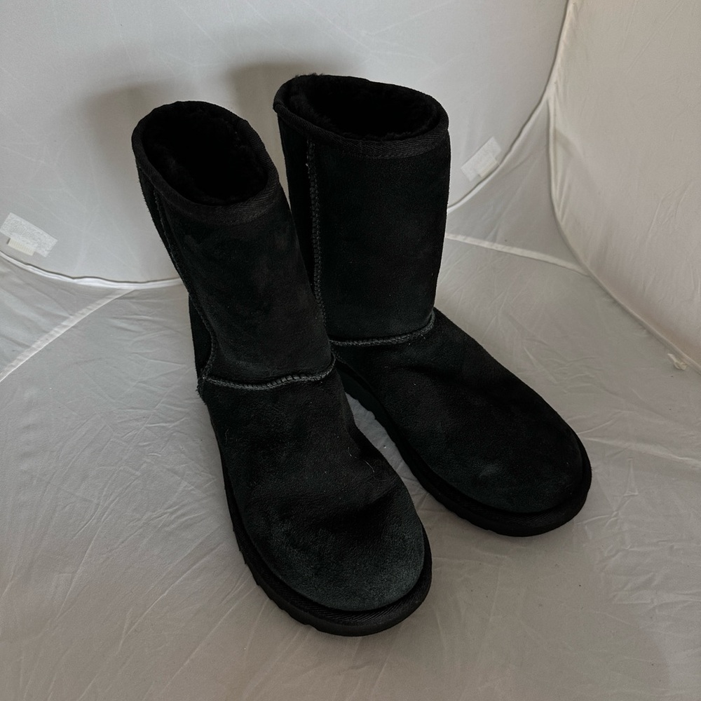 Excellent condition. UGG Classic Shirt Boot. Sz 7